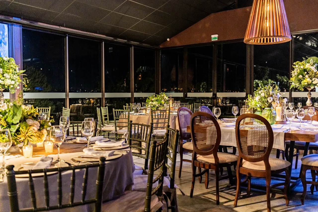 Tables dressées et éclairage chaleureux dans une salle de restaurant
