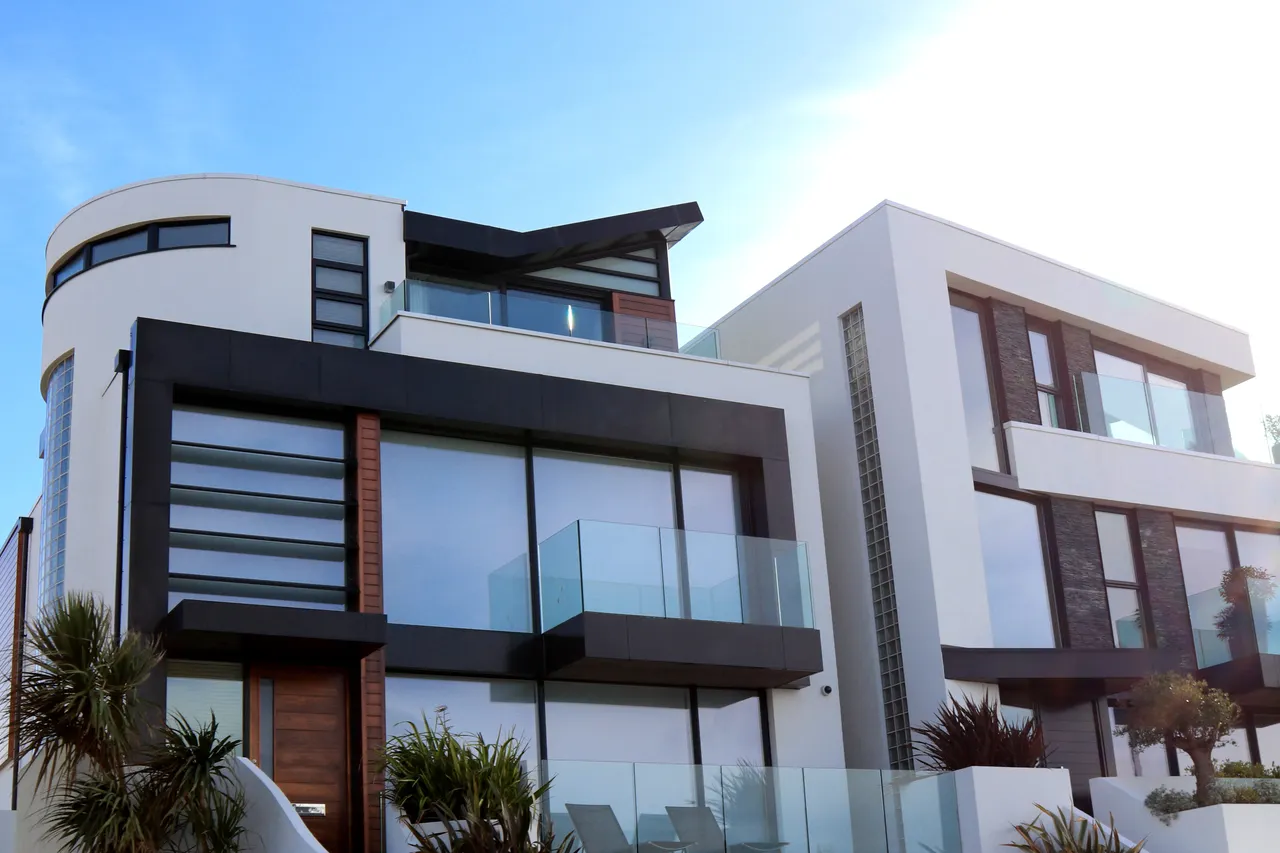 Façade d’une maison contemporaine aux volumes blancs et noirs