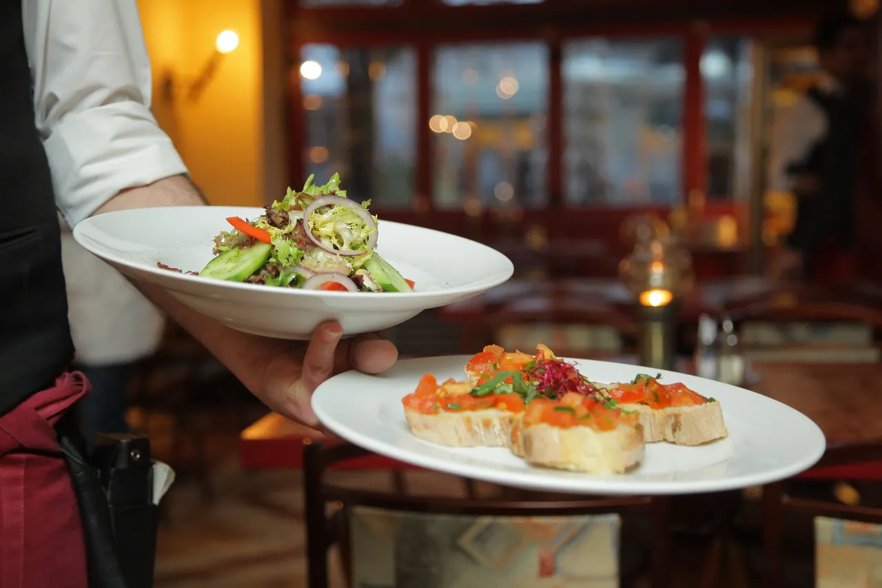 Service de deux assiettes préparées dans une salle de restaurant