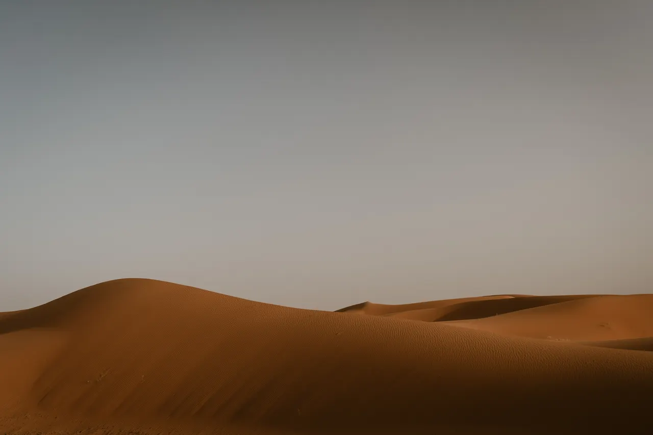 Dunes de sable doré dans le désert de Merzouga au Maroc