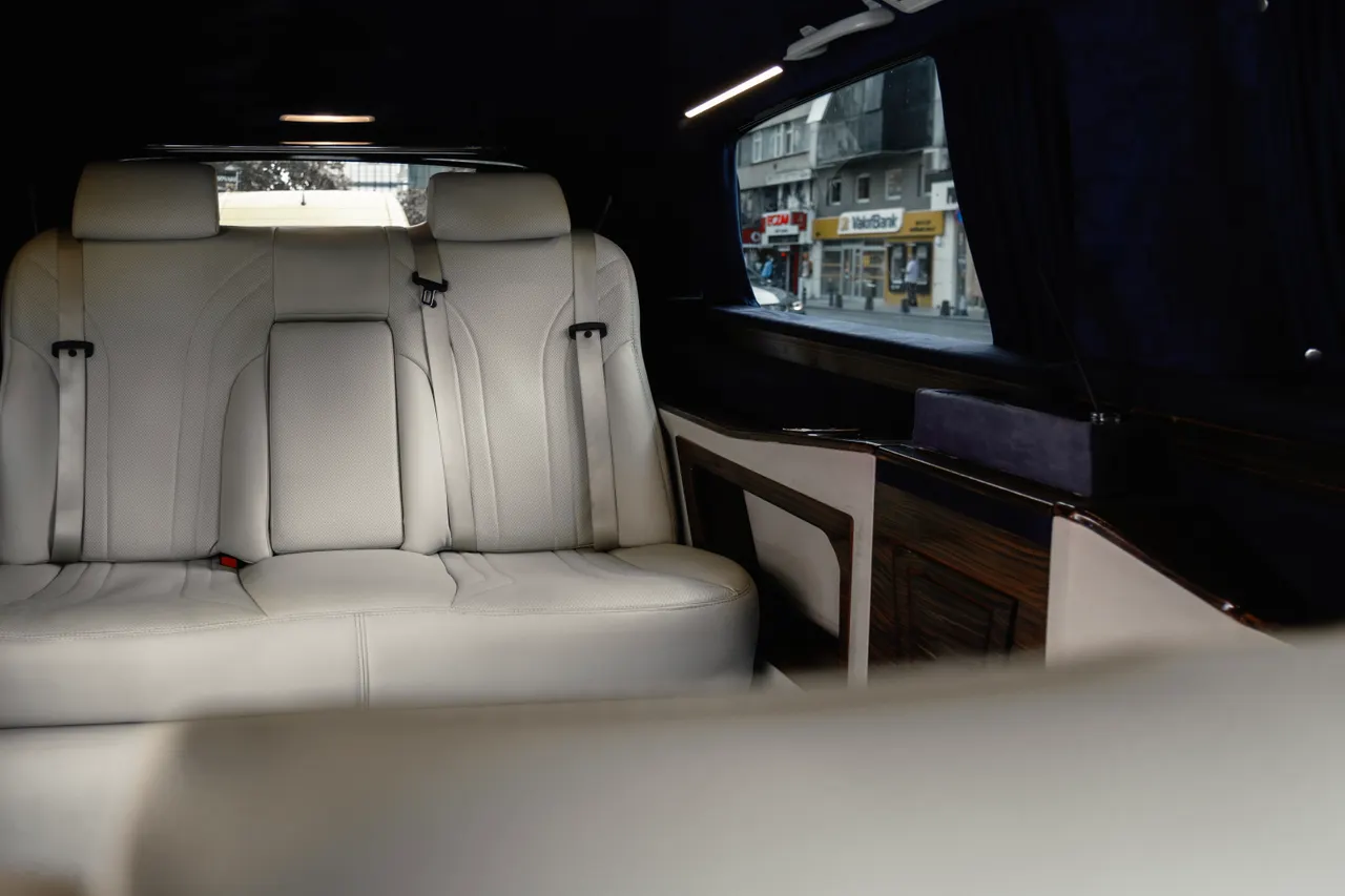 Sièges en cuir clair à l’intérieur d’un van de transport