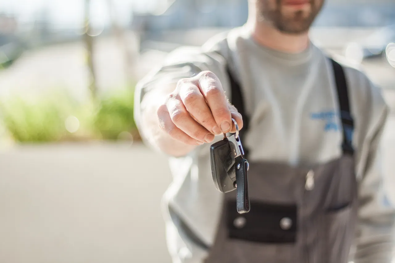 Personne présentant un trousseau de clés de voiture