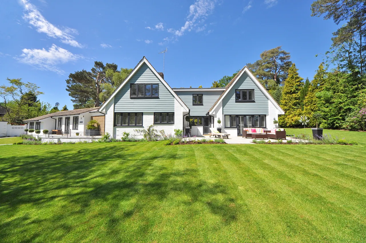 Maison claire avec jardin et pelouse au premier plan