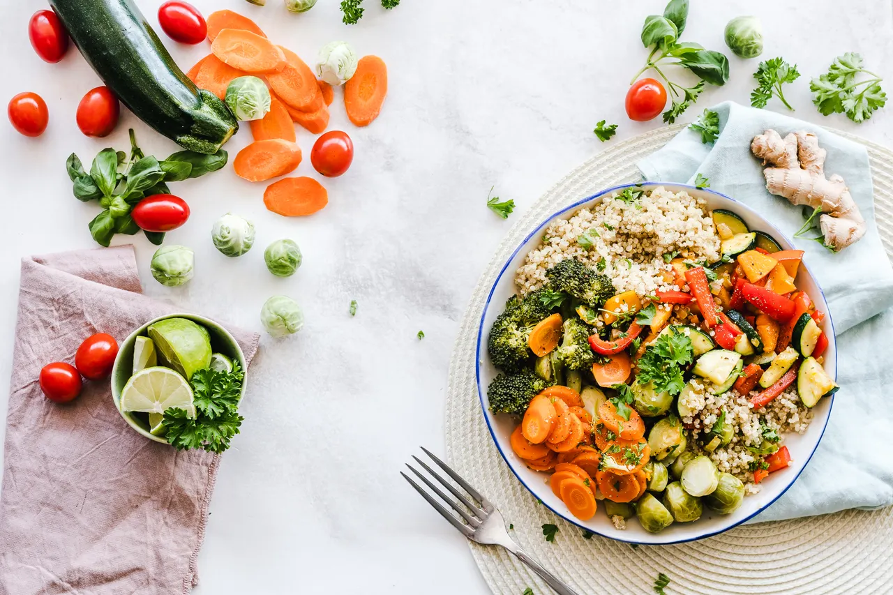 Assiette de légumes frais photographiée du dessus sur un fond clair
