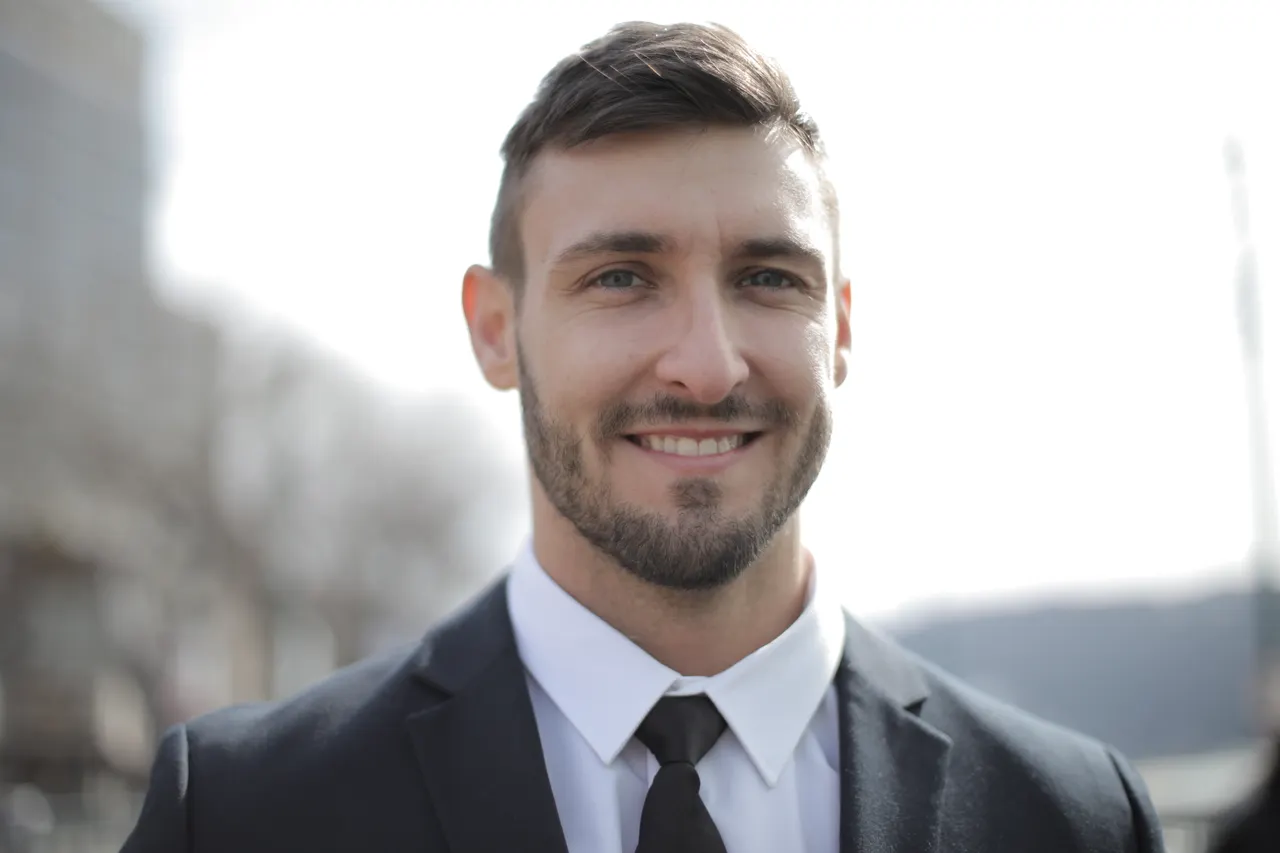 Portrait d’un professionnel en costume à l’extérieur